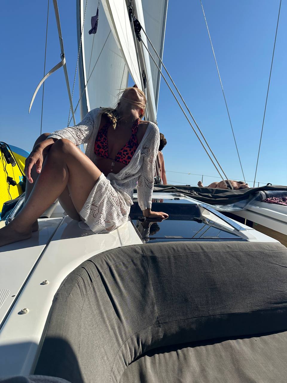 Donna sulla prua della barca